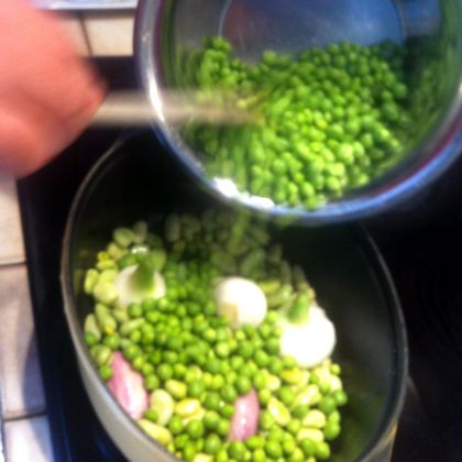 Fèves, petits pois et coeurs d'artichaut