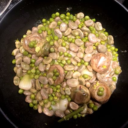 Fèves, petits pois et coeurs d'artichaut