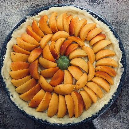 Tarte aux abricots prête à enfourner